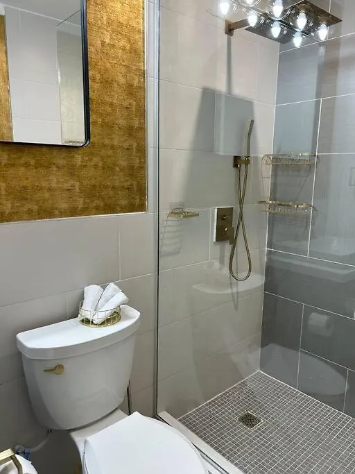 Royalty Suites Kingston 0*,  Giamaica